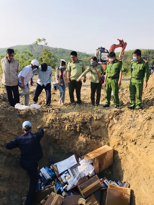 Tiêu hủy hàng lậu ở Phú Yên (ảnh QLTT Phú Yên).